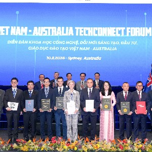 Vietjet và Sân bay Quốc tế Western Sydney cùng các doanh nghiệp Việt Nam và Australia trao văn kiện hợp tác trước sự chứng kiến của Ủy viên Bộ Chính trị, Phó Thủ tướng Chính phủ, Bộ trưởng Bộ Quốc phòng Phan Văn Giang, cùng lãnh đạo cấp cao và cộng đồng doanh nghiệp hai nước.