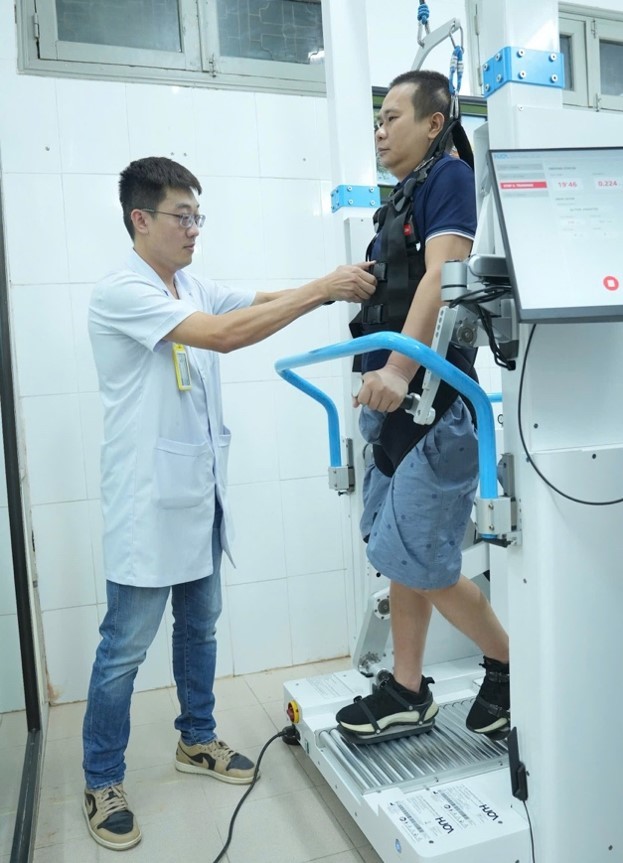 Bệnh nhân tập phục hồi chức năng bằng robot. Ảnh: Bệnh viện Bạch Mai