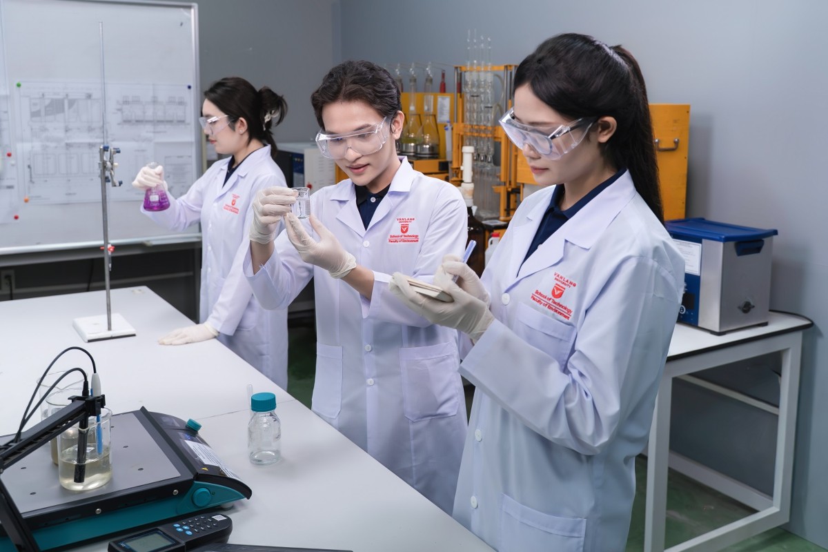Sinh viên ngành Công nghệ Sinh học trong bài học thực hành. Ảnh: Đại học Văn Lang.