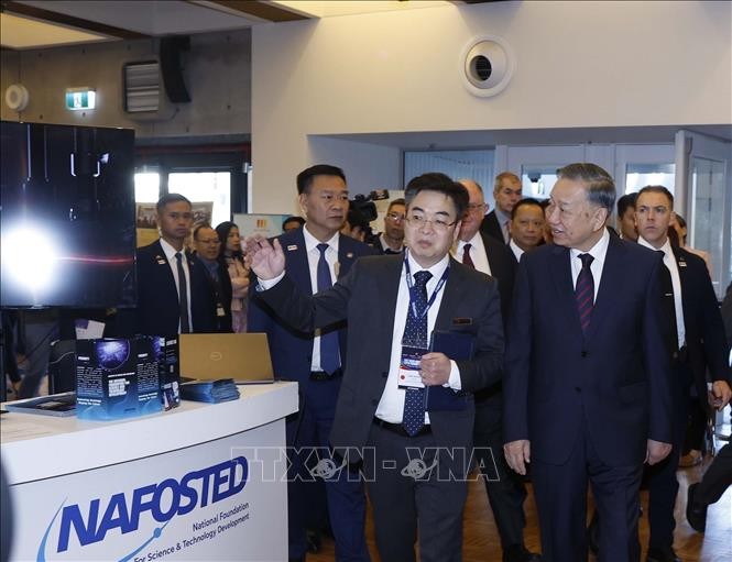 Party General Secretary and State President To Lam (front row, first right) and delegates visit an exhibition showcasing achievements in cooperation between Vietnam and Australia across the fields of science and technology, innovation, investment, and education. - (Photo: VNA)