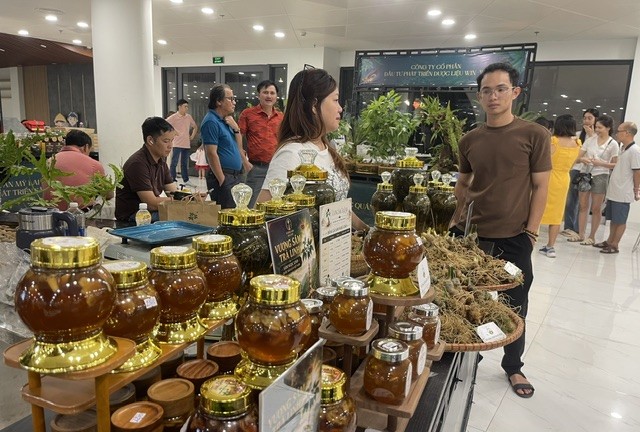 Các sản phẩm được chế biến từ Sâm Ngọc Linh bán tại Hội chợ sâm và dược liệu Đà Nẵng năm 2026. Ảnh: Ngô Anh Văn.