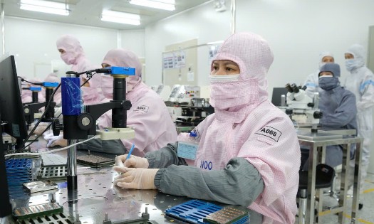 Đảm bảo việc sản xuất với sức khỏe của người lao động khi làm thêm giờ. Ảnh minh họa: Sơn Nguyễn.