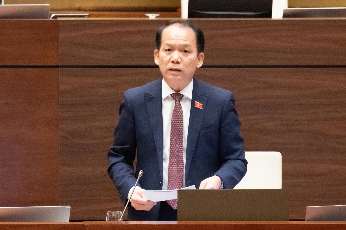 Bộ trưởng Bộ Tư pháp Hoàng Thanh Tùng giải trình, làm rõ một số vấn đề đại biểu Quốc hội nêu. Ảnh: Cổng thông tin điện tử Quốc hội.