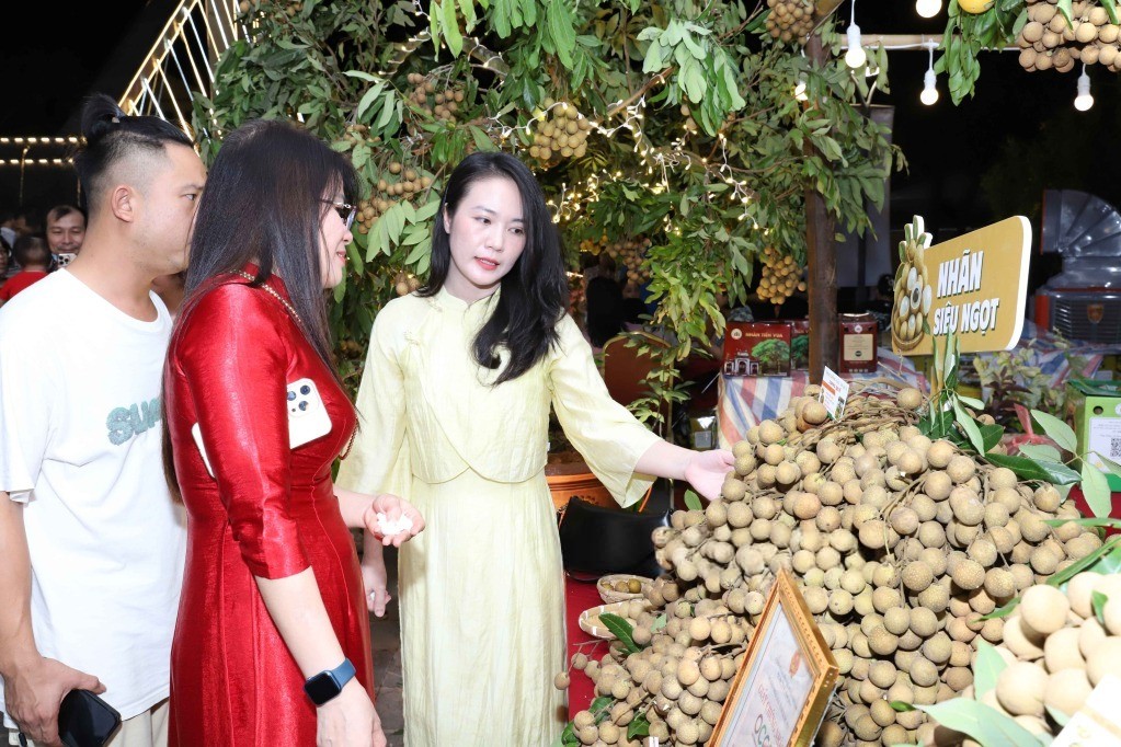 Lễ hội có nhiều hoạt động quảng bá, xúc tiến thương mại, du lịch và tôn vinh sản phẩm OCOP, văn hóa địa phương. Ảnh: Báo Hưng Yên