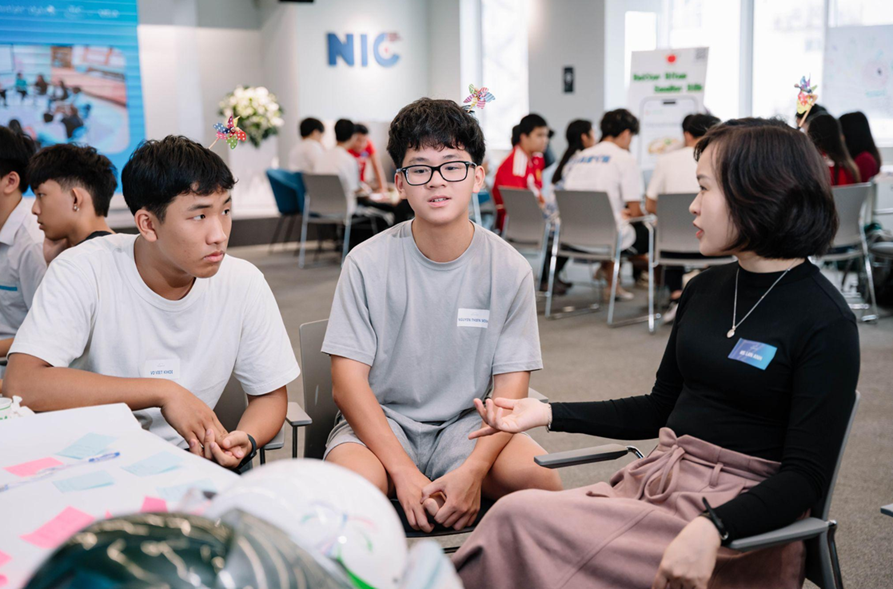 Học sinh FINO 2026 làm việc cùng mentor trong bootcamp tại NIC, Hà Nội. Ảnh: FINO