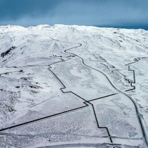 Đường ống vận chuyển nước nóng địa nhiệt xuyên qua cảnh quan Iceland tới một nhà máy điện địa nhiệt. Ảnh: Business Iceland/Kyodo