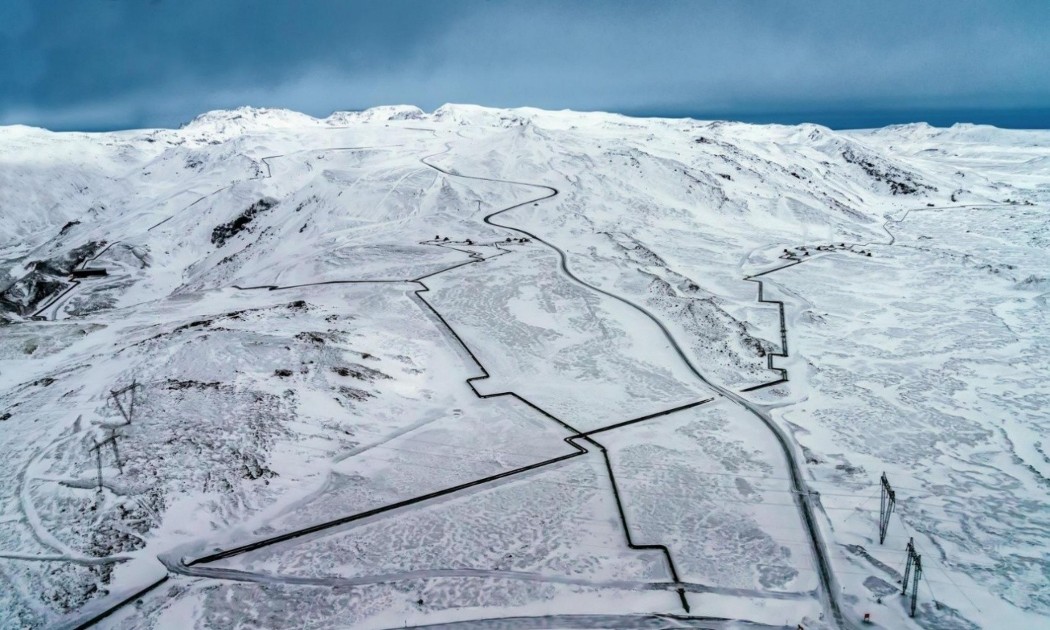 Đường ống vận chuyển nước nóng địa nhiệt xuyên qua cảnh quan Iceland tới một nhà máy điện địa nhiệt. Ảnh: Business Iceland/Kyodo