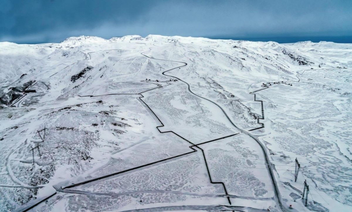Đường ống vận chuyển nước nóng địa nhiệt xuyên qua cảnh quan Iceland tới một nhà máy điện địa nhiệt. Ảnh: Business Iceland/Kyodo