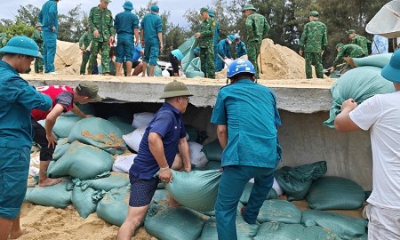 Huế khẩn trương khắc phục sạt lở ven biển, tính phương án thoát lũ tổng thể
