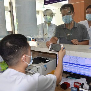 Làm thủ tục đăng ký khám chữa bệnh bảo hiểm y tế. Ảnh: Duy Nguyễn.