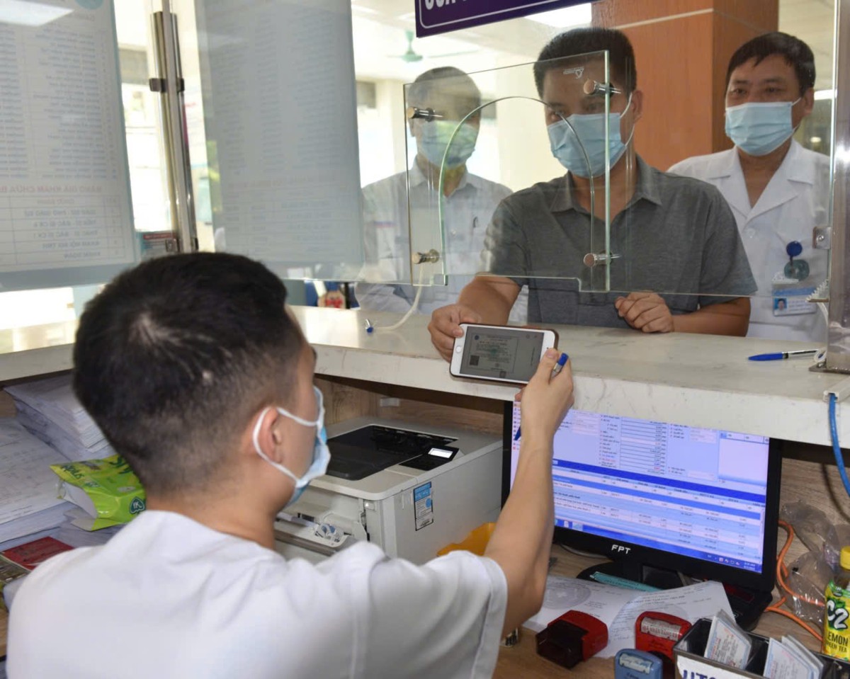 Làm thủ tục đăng ký khám chữa bệnh bảo hiểm y tế. Ảnh: Duy Nguyễn.