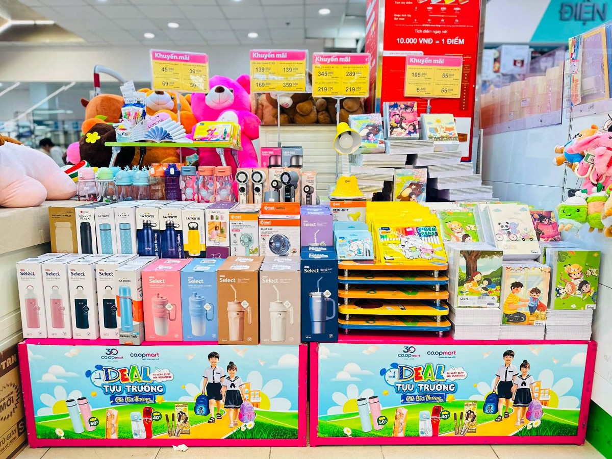 Không chỉ các nhà sách, hệ thống bán lẻ cũng gia tăng khuyến mãi, ưu đãi mừng khai giảng. Ảnh: CoopMart Lý Thường Kiệt