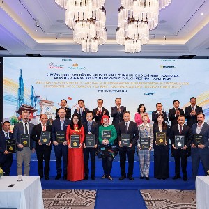 Vietnam Airlines cùng các đơn vị nhận bản ghi nhớ hợp tác dưới sự chứng kiến của Tổng Bí thư, Chủ tịch nước Tô Lâm. Ảnh: Vietnam Airlines