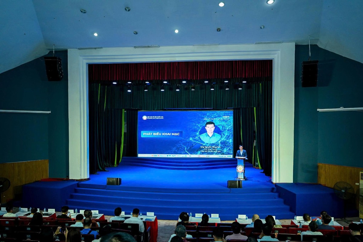 Toàn cảnh Hội thảo “Dữ liệu địa điểm – Kinh nghiệm quốc tế và bài học cho Việt Nam”. Đây là sự kiện mở màn cho Chuỗi Đối thoại về Hạ tầng dữ liệu chiến lược của Việt Nam. Ảnh: NDA.