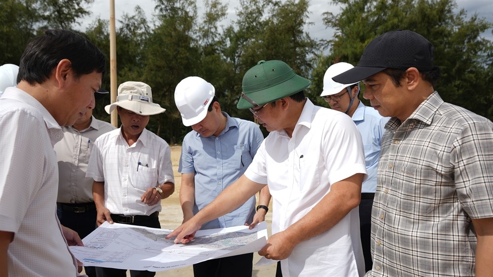 Chủ tịch UBND thành phố Huế Lê Trí Thanh kiểm tra tiến độ xử lý sạt lở bờ biển tại bãi tắm Thuận An. Ảnh: UBND TP Huế
