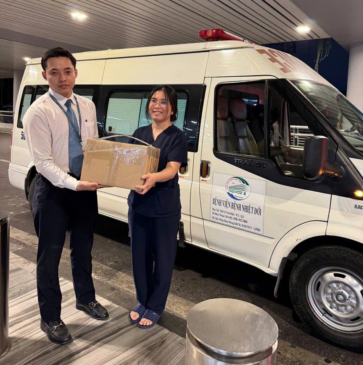 Bệnh viện Bệnh Nhiệt đới nhận thuốc từ sân bay Tân Sơn Nhất để chuyển về ngay trong đêm. Ảnh: Bệnh viện Bệnh Nhiệt đới
