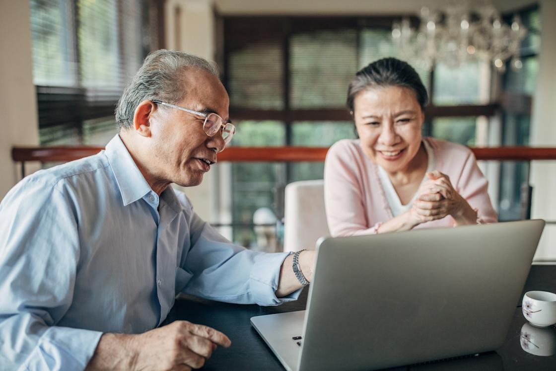 Khoảng 30% người cao tuổi tại Việt Nam đã tham gia vào hoạt động mua sắm trực tuyến. Ảnh: Brain Health