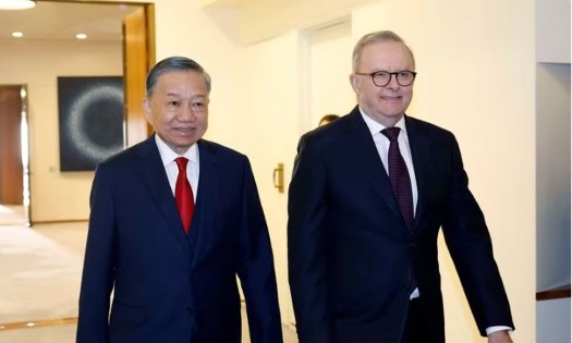 Australian Prime Minister Anthony Albanese (R) welcomes General Secretary of the CPV Central Committee and President To Lam (Photo: VNA)