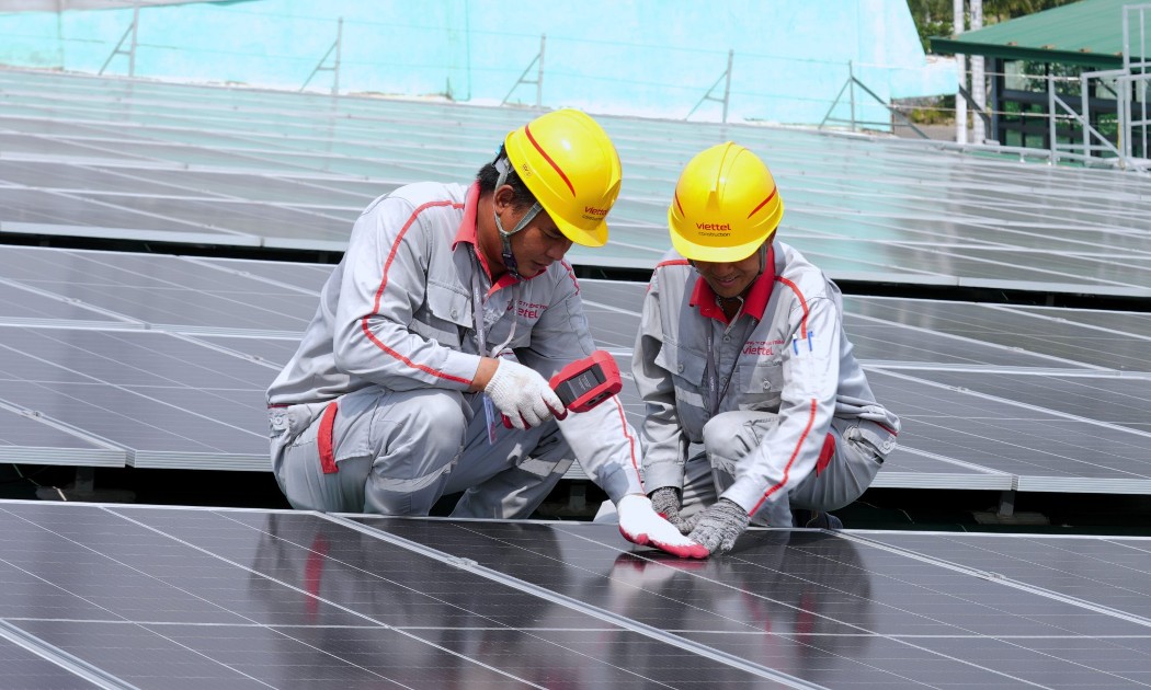 Viettel tự sản xuất điện mặt trời, giảm 3% lượng điện lưới tiêu thụ. Ảnh: Viettel Construction