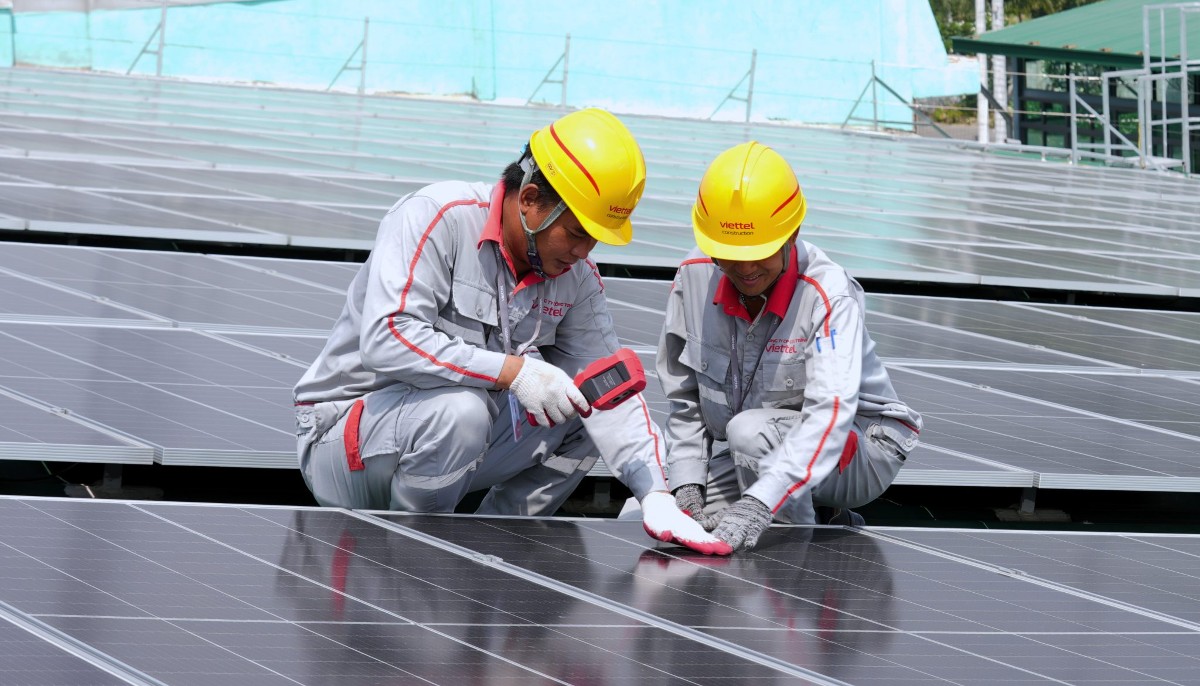 Viettel tự sản xuất điện mặt trời, giảm 3% lượng điện lưới tiêu thụ. Ảnh: Viettel Construction