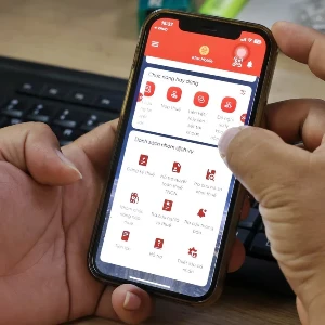 Nộp thuế qua eTax Mobile tăng 2,4 lần so với cùng kỳ. Ảnh: TTXVN