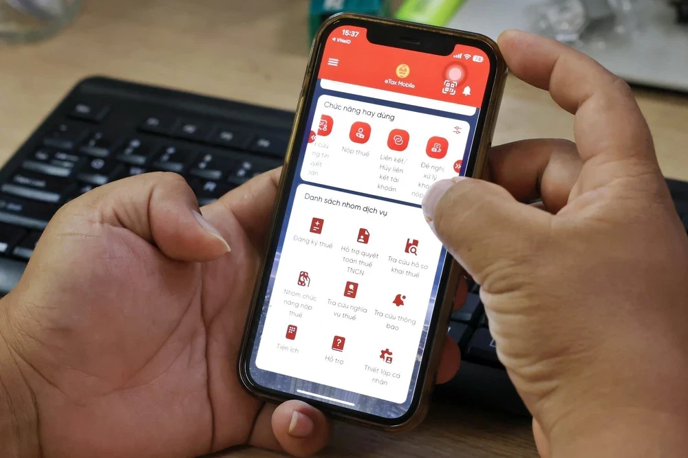 Nộp thuế qua eTax Mobile tăng 2,4 lần so với cùng kỳ. Ảnh: TTXVN