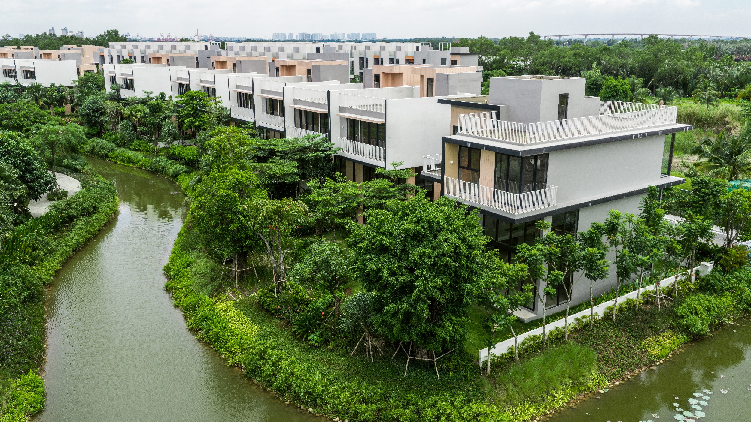 Dòng kênh nội khu len lỏi quanh các căn biệt thự, liền kề tại Ecovillage Saigon River. Ảnh: Phong Anh.
