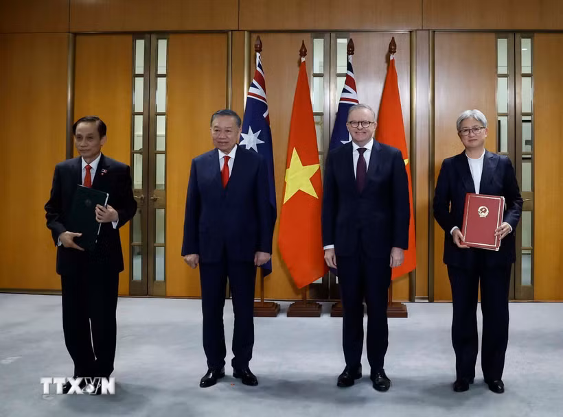Tổng Bí thư, Chủ tịch nước Tô Lâm và Thủ tướng Australia Anthony Albanese chứng kiến trao văn kiện hợp tác giữa hai nước. (Ảnh: Thống Nhất/TTXVN)