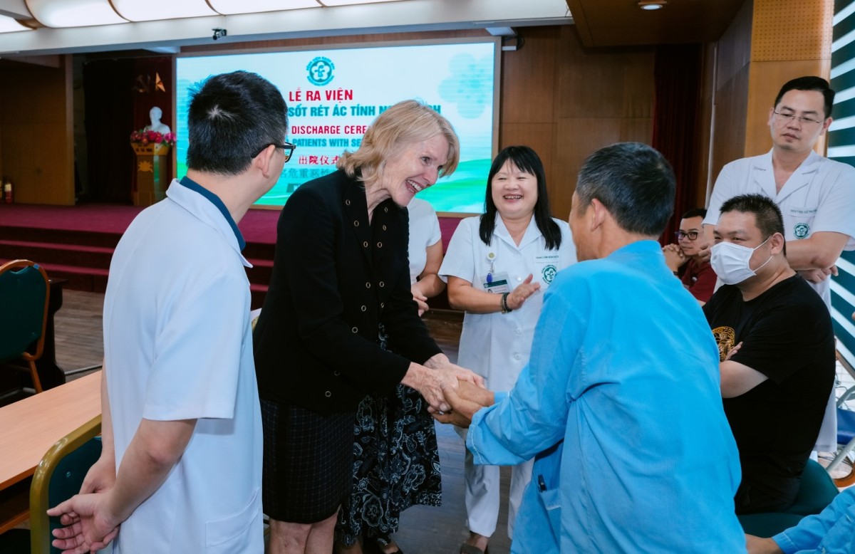 Đại diện WHO chúc mừng bệnh nhân khoẻ mạnh ra viện. Ảnh: Bệnh viện Bạch Mai