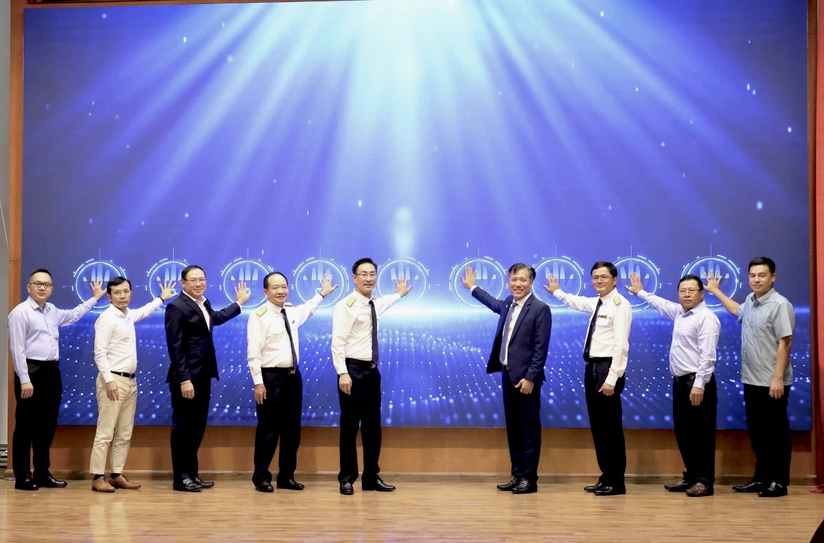 Các đại biểu thực hiện nghi thức kích hoạt Tổng đài ứng dụng trí tuệ nhân tạo và thông tin thuế qua nền tảng thanh toán số - Ảnh ACB.