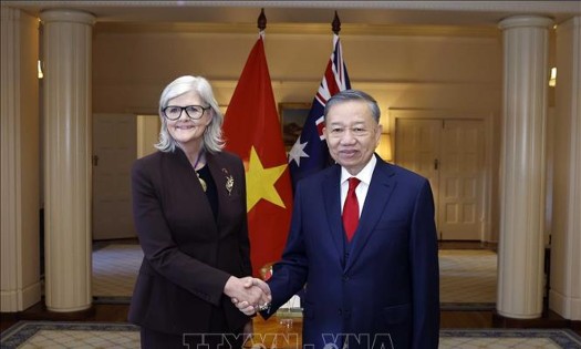 Tổng Bí thư, Chủ tịch nước Tô Lâm và Toàn quyền Australia Sam Mostyn tại Lễ đón. Ảnh: Thống Nhất – TTXVN