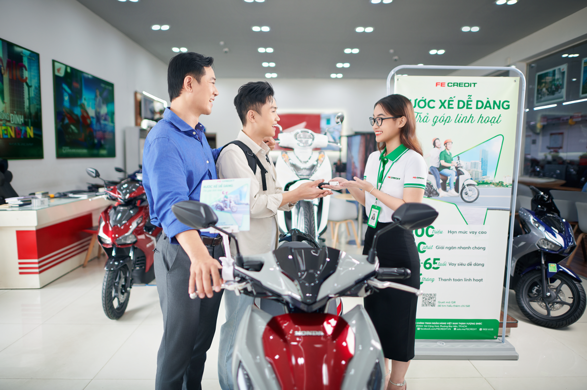 Khách hàng vay mua hàng trả góp tại điểm bán (POS) có liên kết với FE CREDIT. Nguồn: FE CREDIT.