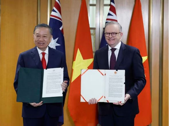 General Secretary of the Communist Party of Vietnam Central Committee and President To Lam (left)&nbsp; and Australian Prime Minister Anthony Albanese exchange a joint statement (Photo: VNA)