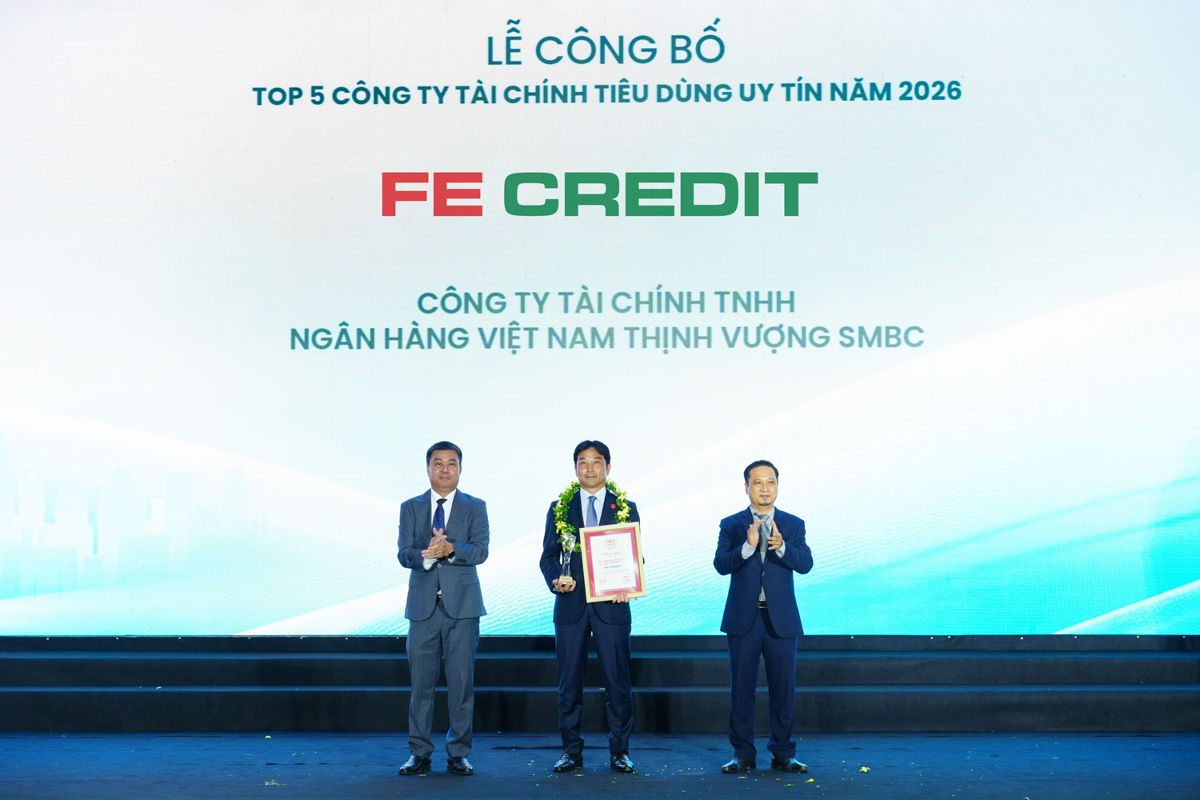 Đại diện FE CREDIT nhận giải thưởng tại lễ vinh danh. Nguồn: FE CREDIT.