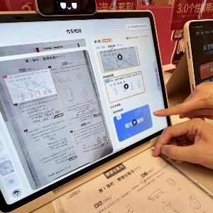 Thiết bị học tập tích hợp AI có thể quét phiếu bài tập, kiểm tra đáp án và đưa ra lời giải thích. Ảnh: Nikkei
