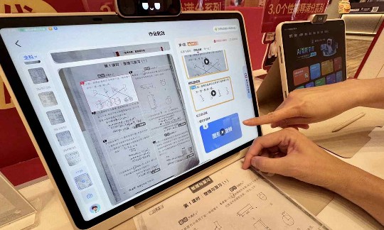 Thiết bị học tập tích hợp AI có thể quét phiếu bài tập, kiểm tra đáp án và đưa ra lời giải thích. Ảnh: Nikkei