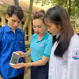 Học sinh, sinh viên được thông tin về quyền lợi bảo hiểm y tế. Ảnh: Duy Nguyễn.