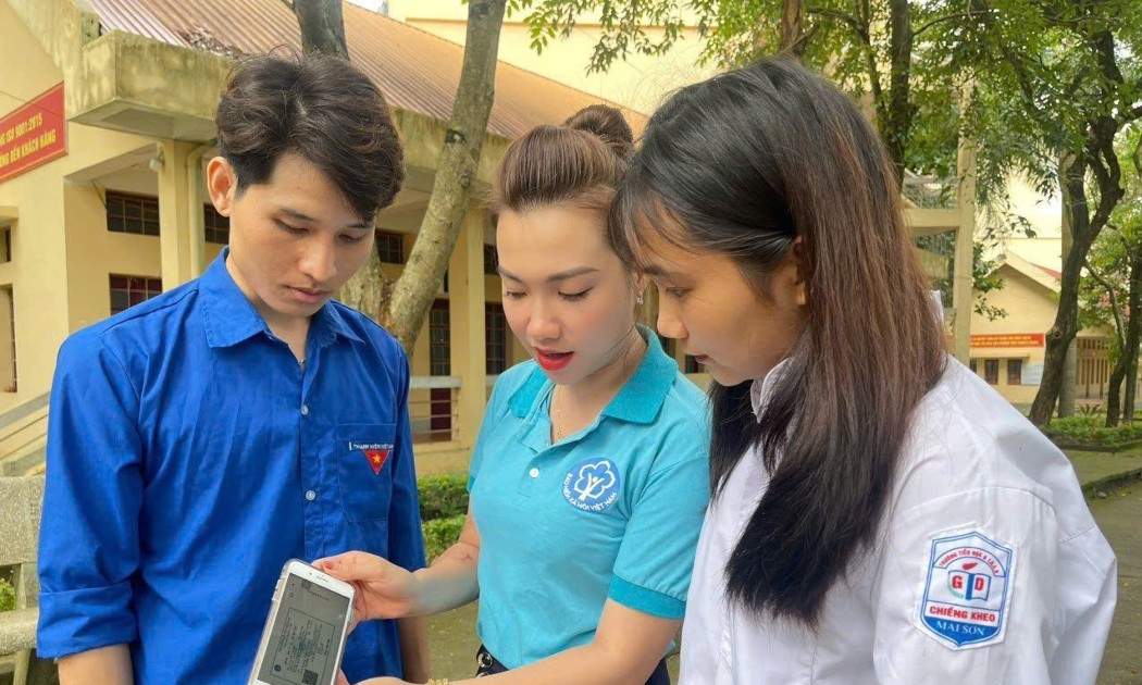 Học sinh, sinh viên được thông tin về quyền lợi bảo hiểm y tế. Ảnh: Duy Nguyễn.