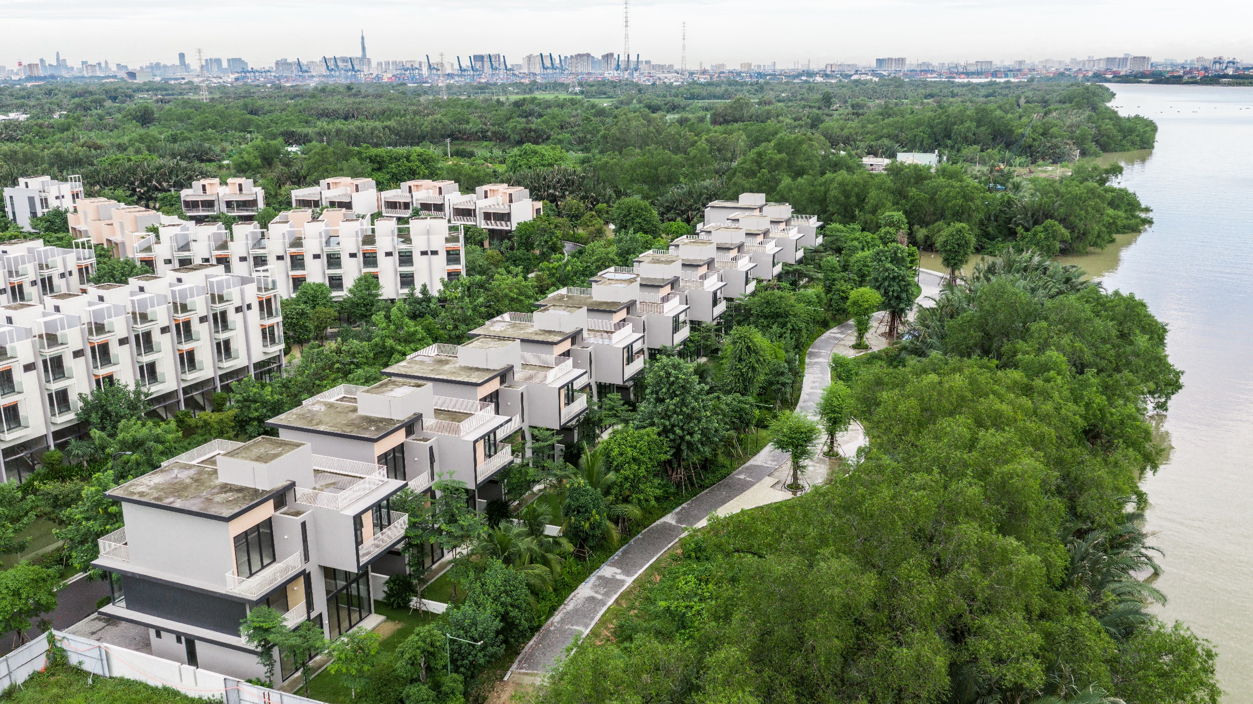 Một góc đô thị ven sông tại Đại Phước. Ảnh: Phong Anh.