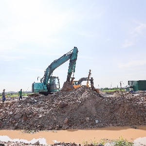 Các đơn vị thi công đang tích cực triển khai xây dựng khu tái định cư cho các hộ dân tại xã Hưng Nguyên. Ảnh: Kim Oanh