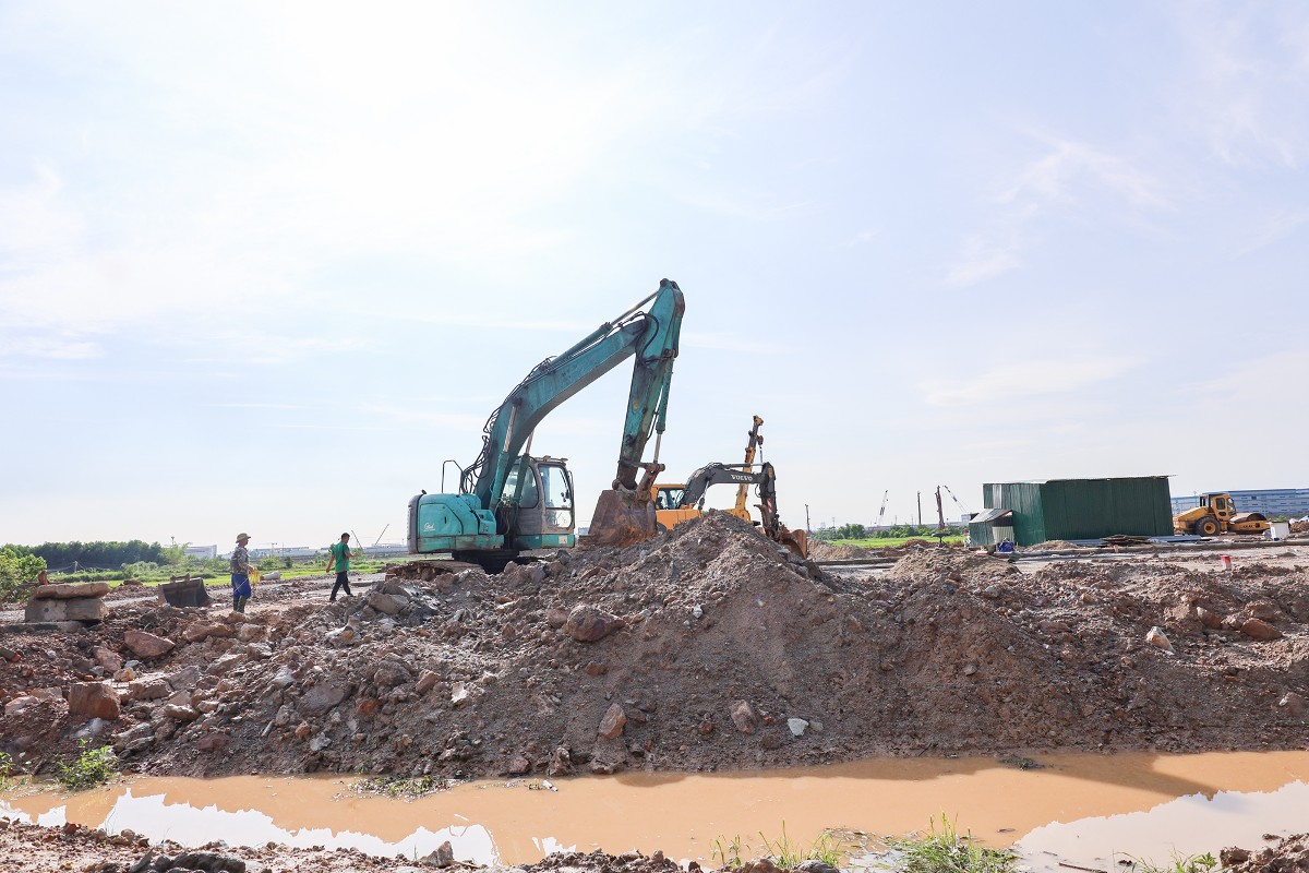 Các đơn vị thi công đang tích cực triển khai xây dựng khu tái định cư cho các hộ dân tại xã Hưng Nguyên. Ảnh: Kim Oanh