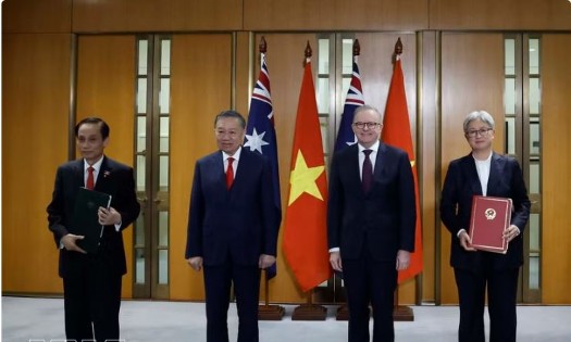 General Secretary of the Communist Party of Vietnam Central Committee and President To Lam (second, left) and Australian Prime Minister Anthony Albanese (second, right) witness exchange of cooperation documents between the two countries. (Photo: VNA)