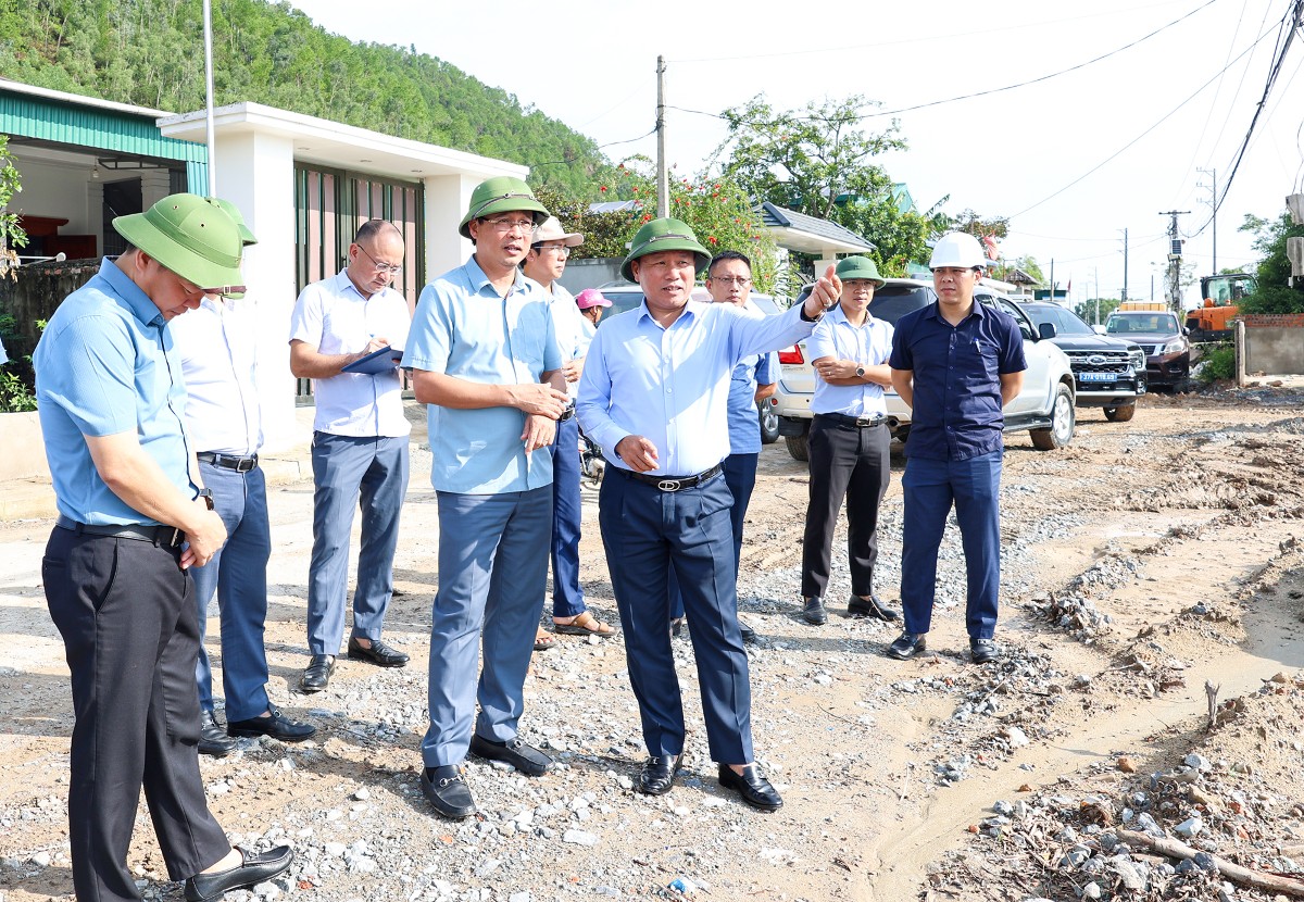 Phó Chủ tịch UBND tỉnh Nghệ An Hoàng Phú Hiền đi kiểm tra tiến độ thi công dự án. Ảnh: Kim Oanh