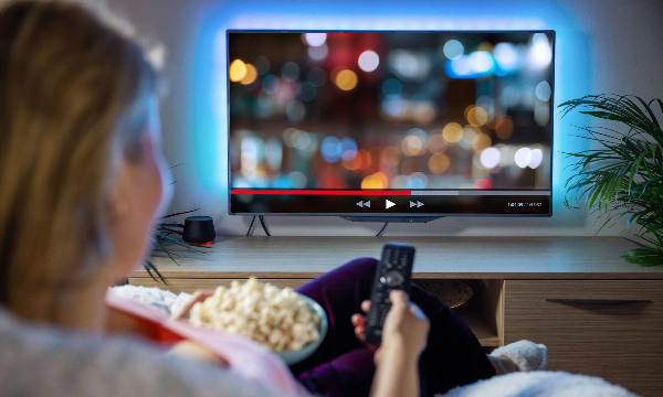Xem TV nhiều ở tuổi trung niên có thể ảnh hưởng đến não bộ