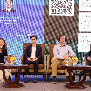 Các diễn giả tại hội nghị Xúc tiến đầu tư vào Trung tâm Tài chính Quốc tế Việt Nam, sáng 11/8 - Ảnh: H.Vinh.