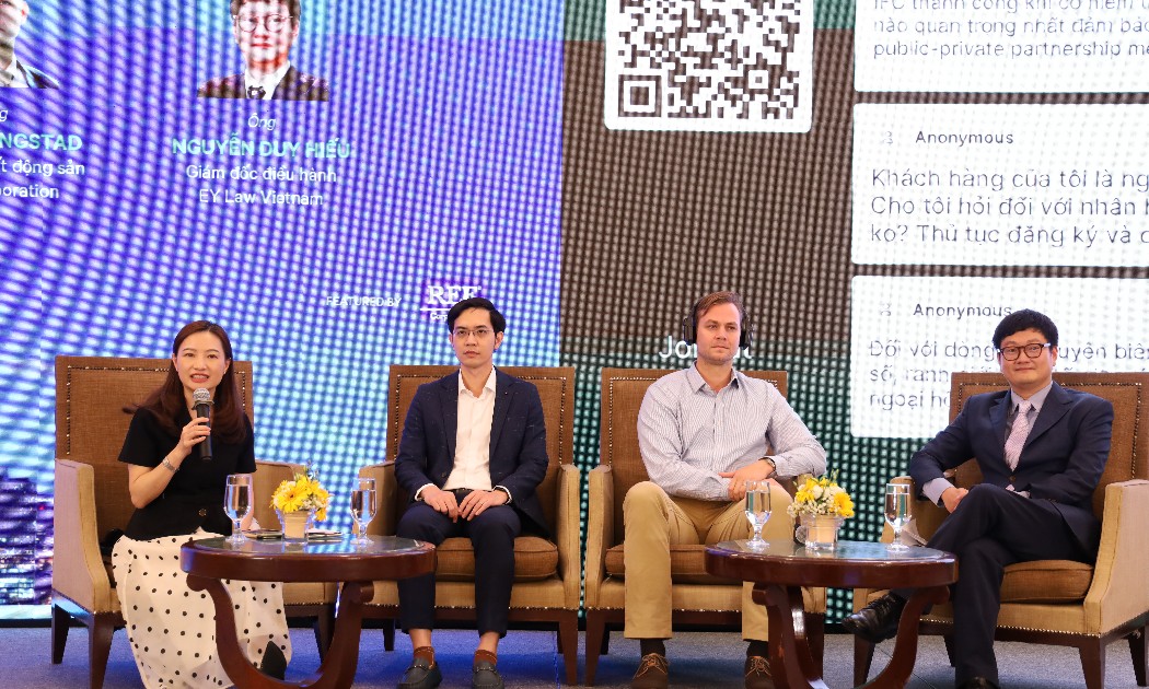Các diễn giả tại hội nghị Xúc tiến đầu tư vào Trung tâm Tài chính Quốc tế Việt Nam, sáng 11/8 - Ảnh: H.Vinh.