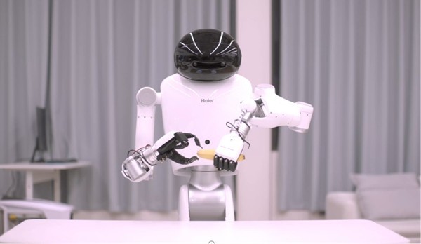 Robot do Haier sản xuất tr&igrave;nh diễn khả năng b&oacute;c vỏ chuối. Ảnh/Dazhong News