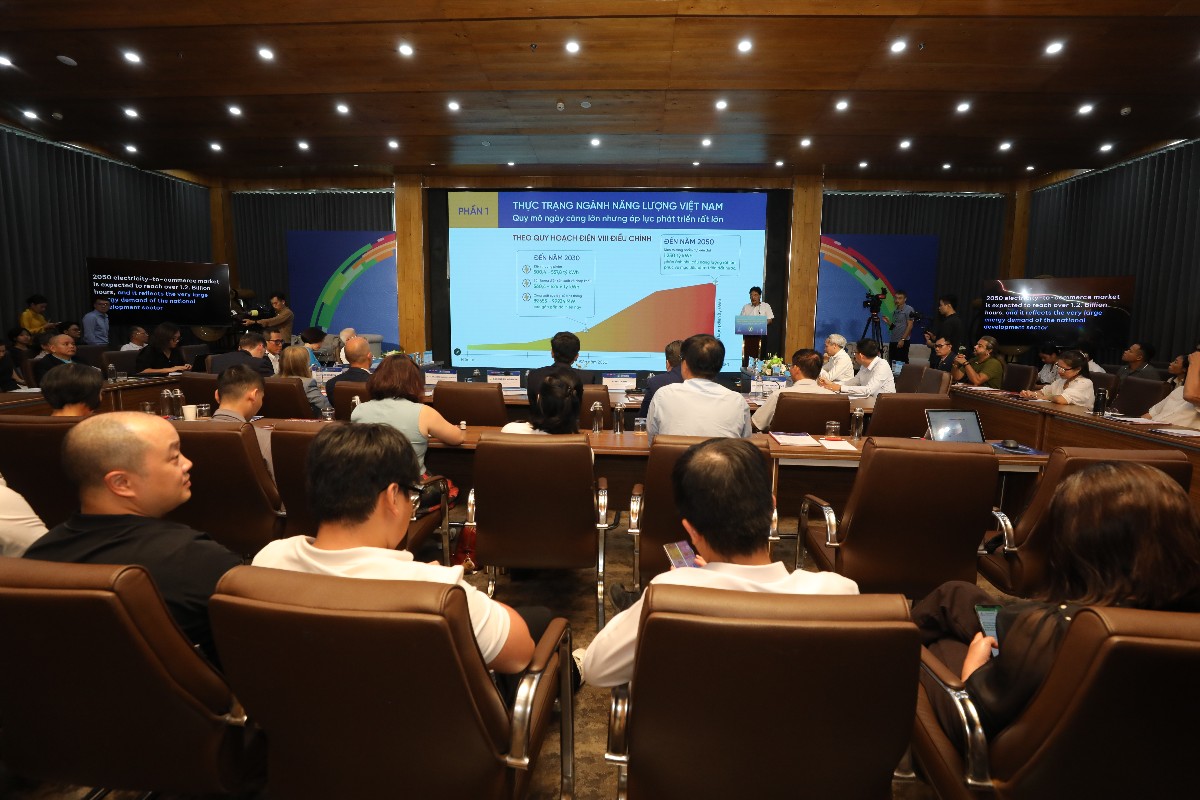TS. Nguyễn Hùng Dũng, Phó Chủ tịch kiêm Tổng Thư ký Hội Dầu khí Việt Nam, trình bày tham luận tại Diễn đàn. Ảnh: Việt Dũng.