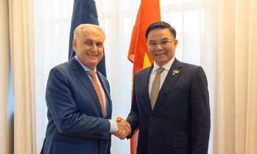 Minister of Industry and Trade Le Manh Hung (R) on August 12 held a bilateral meeting with Australian Minister for Trade and Tourism Don Farrell. - (Photo: MoIT)