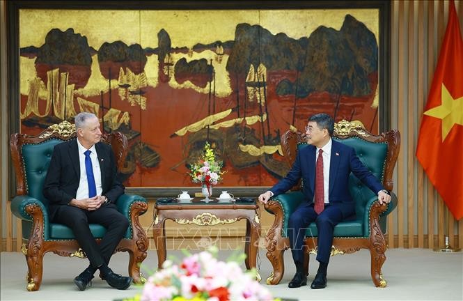 Thủ tướng Lê Minh Hưng tiếp Đại sứ Israel Yaron Mayer đến chào kết thúc nhiệm kỳ công tác. Ảnh: Dương Giang – TTXVN